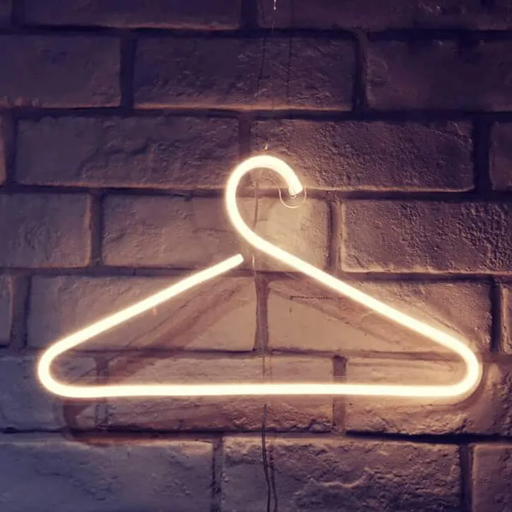 Kleiderbügel Neon LED Schild – USB, dimmbar | Boutique Wanddeko