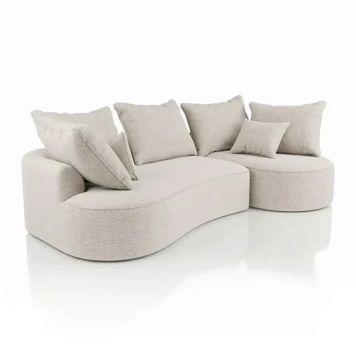 Sofa Tirano mit Ottomane & Dekokissen aus Boucléstoff Creme Rechts
