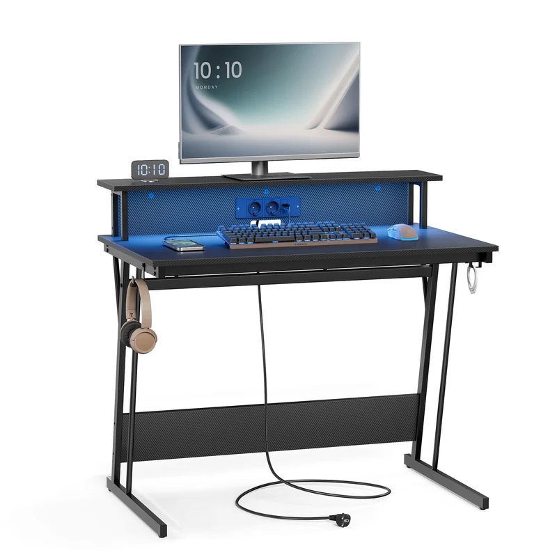 Gaming Tisch mit eingebauter Steckdosenleiste